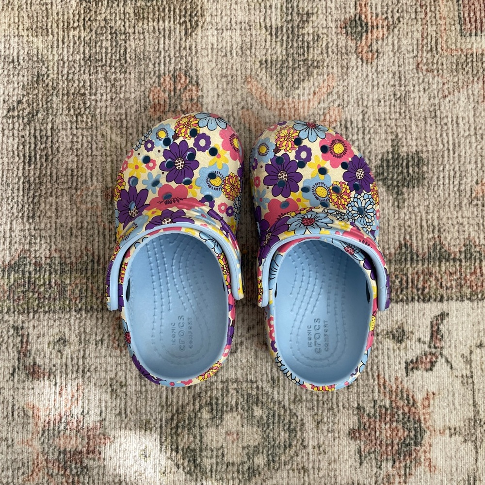 CROCS GIRLS' CROCS TODDLER CLASSIC RETRO FLORAL CLOGS